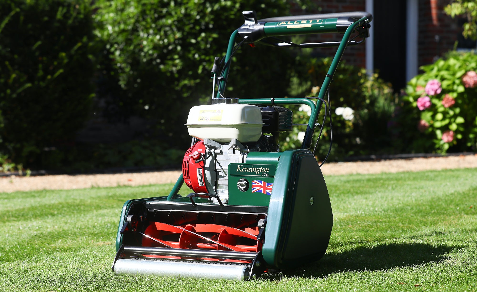Should I be mowing my lawn during a heatwave?